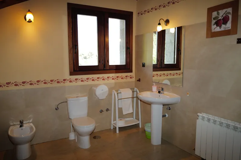 Baño completo con ventana