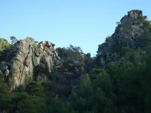 El entorno natural de la casa en Navaluenga