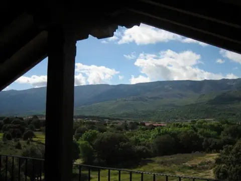 El entorno natural de la casa en Navaluenga