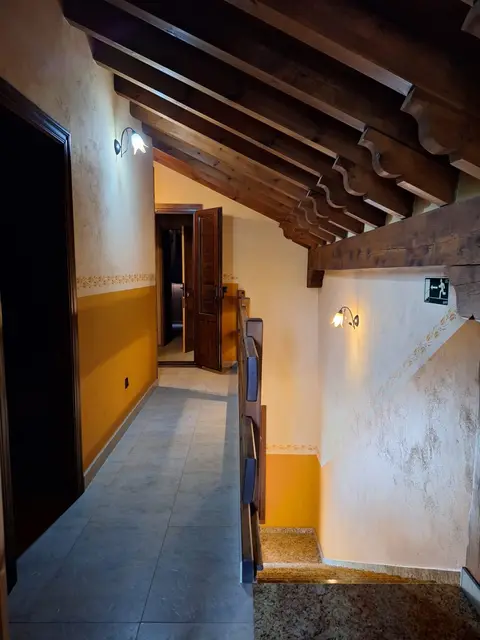 Gran salón, cocina y zonas interiores de la casa