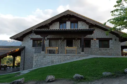 Fachada de la casa sobre el césped
