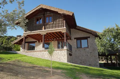La casa con su balcón de madera