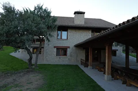 La casa y el porche entre árboles