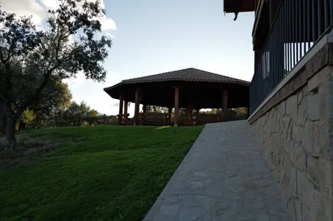 Camino junto a la casa hasta el cenador