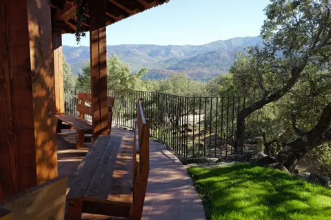 Bancos de madera con vistas a la Sierra de Gredos