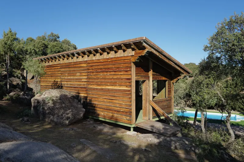 Caseta de madera junto a la piscina