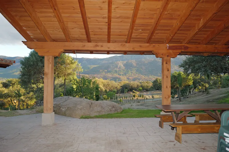 Porche con vistas al valle y a la sierra