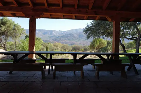 Mesas bajo el porche, frente a la sierra