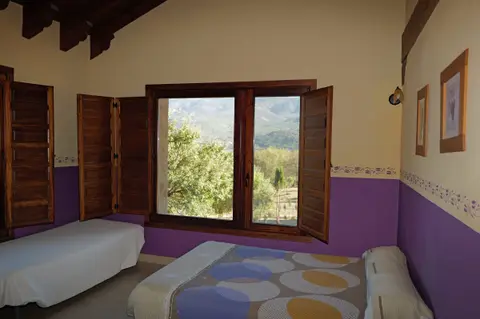 Habitación con ventana a la sierra