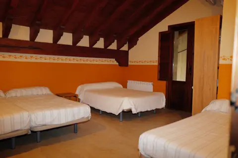 Habitación con techo de vigas de madera