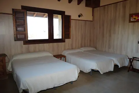 Habitación con paredes de madera