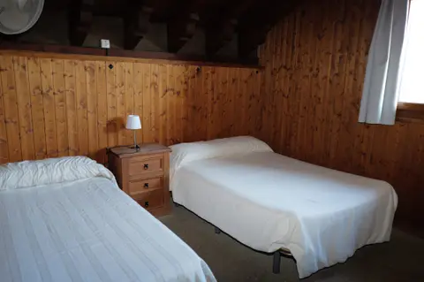 Habitación con paredes de madera
