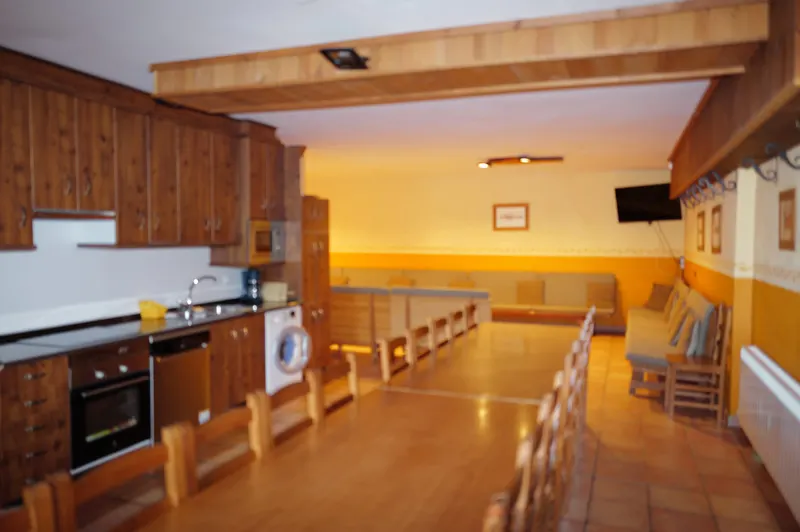 Cocina equipada junto al comedor