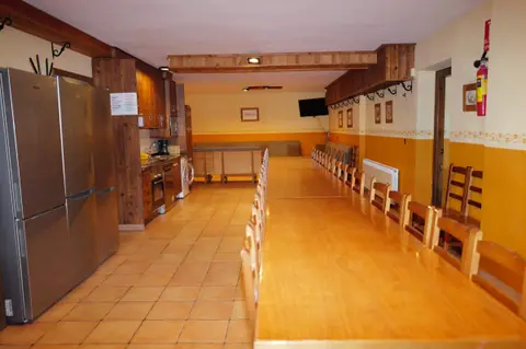 Mesa corrida del comedor para todo el grupo